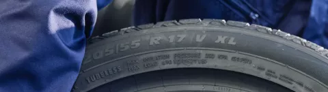 Nærbilde av et dekk sidevegg som viser XL ekstra belastningsmerking ved siden av størrelseskoden 205/55 R17 V