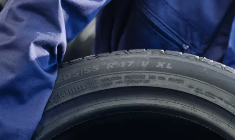 Nærbilde av et dekk sidevegg som viser XL ekstra belastningsmerking ved siden av størrelseskoden 205/55 R17 V