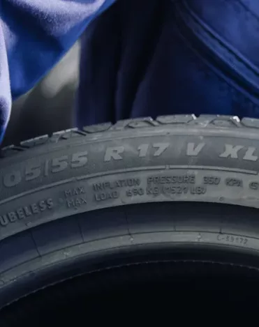 Nærbilde av et dekk sidevegg som viser XL ekstra belastningsmerking ved siden av størrelseskoden 205/55 R17 V